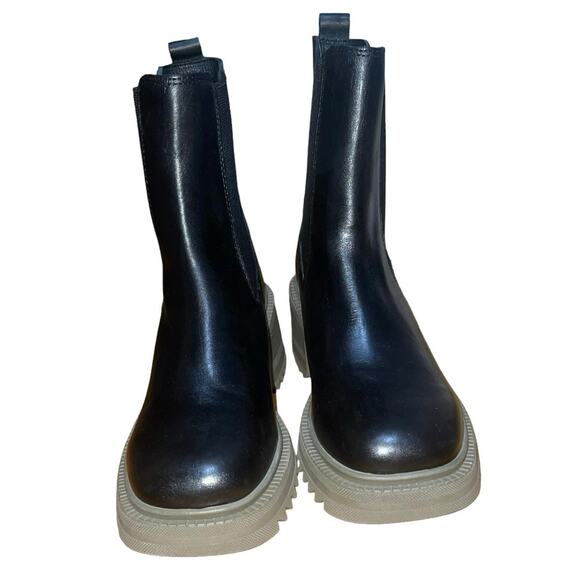 Vince Camuto Chunky Block Heel Gum Sole Combat Chelsea Ankle Boots size 6.5 NWOB - Picture 2 of 7